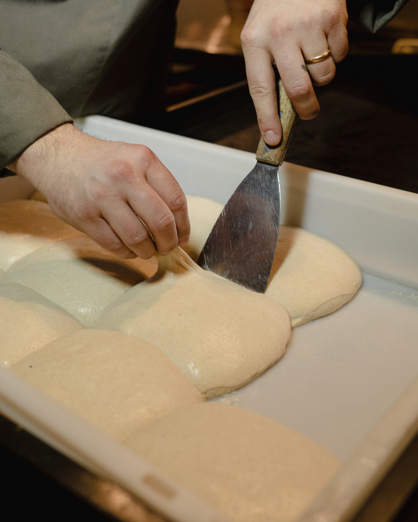 Taglio dell'impasto in lavorazione