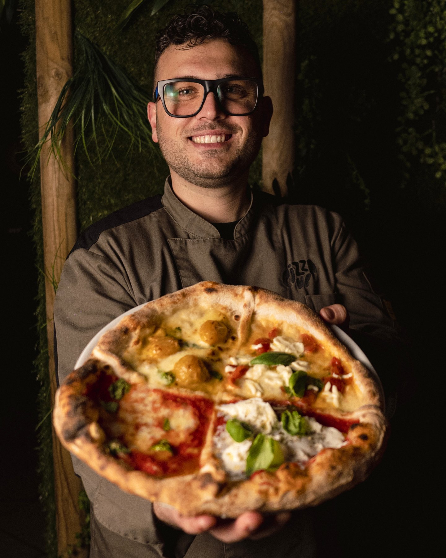 Giuseppe Schembri con una pizza 360 Gradi
